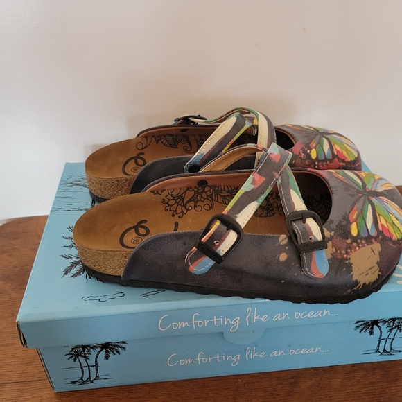 Colorful Butterfly Cross-Strap Clogs - Picture 8 of 16